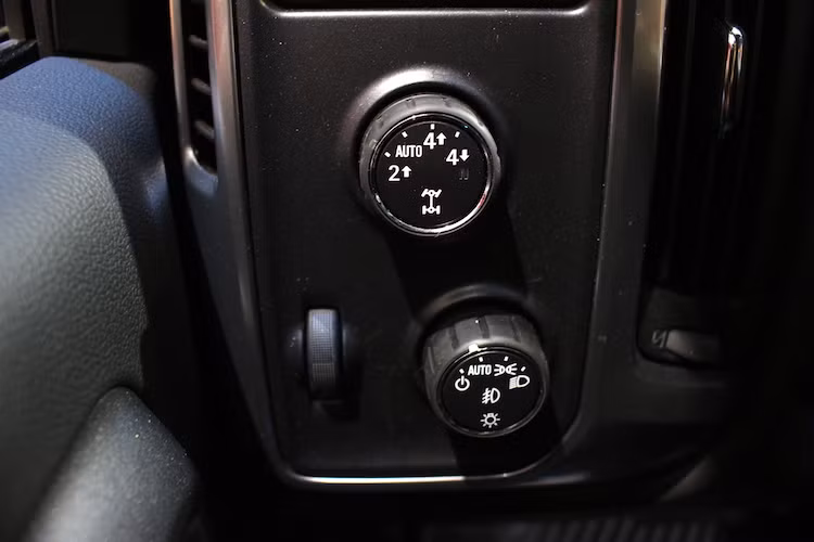 Đi kèm với động cơ này là hệ truyền động gồm hộp số tự động 6 cấp và hệ dẫn động 4 bánh bán thời gian, có thể chuyển chế độ dẫn động thông qua núm vặn bên trái tay lái. Với gói trang bị Z71, xe còn có thêm hệ thống hỗ trợ đổ dốc Hill Descent Control ngay cả khi đang tiến hay đang lùi.