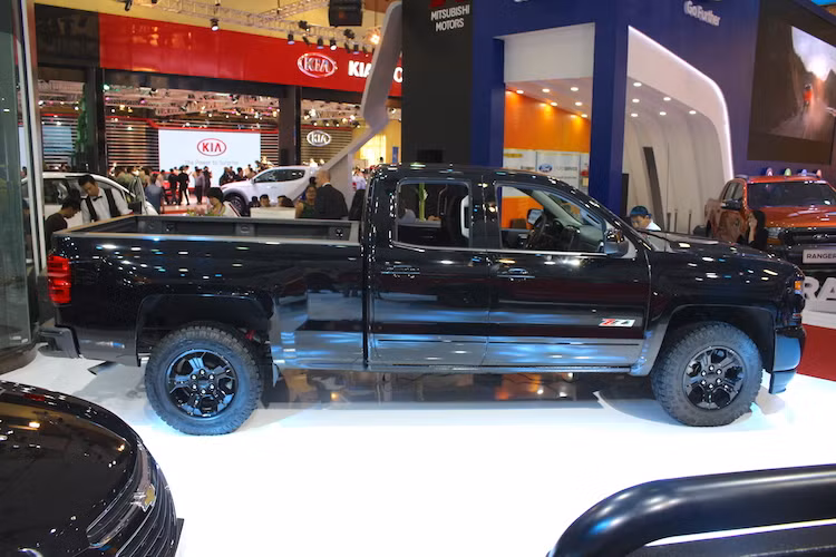 Sở hữu chiều dài x rộng x cao lần lượt là 5843, 2032, 1877 mm cùng chiều dài cơ sở 3645 mm và trọng lượng 2,43 tấn, Silverado là mẫu xe lớn nhất được trưng bày trong triển lãm, nếu không tính tới các dòng xe tải và xe khách thương mại. Với kích thước như trên, chiếc xe thực sự là một "gã khổng lồ" trên đường phố Việt.