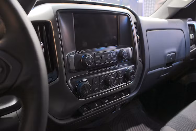 Ở chính giữa bảng điều khiển trung tâm, Silverado cũng được trang bị sẵn hệ thống thông tin giải trí MyLink thế hệ mới với màn hình cảm ứng 8 inch, hỗ trợ kết nối Bluetooth, cổng USB, kết nối smartphone qua Apple Carplay hay Android Auto và sạc điện thoại không dây. Đặc biệt, Silverado cũng là mẫu bán tải cỡ lớn đầu tiên có bộ phát Wifi từ mạng 4G/LTE, với khả năng kết nối 7 thiết bị một lúc.