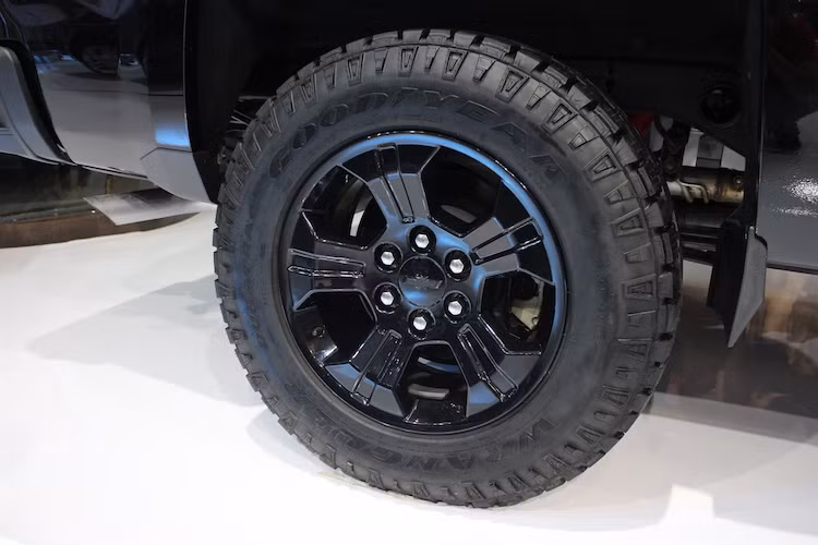 Chiếc Silverado được trưng bày tại VMS 2016 đã được lắp sẵn gói tùy chọn Z71 với các phụ kiện giúp cải thiện khả năng địa hình. Với gói Z71, chiếc xe đã có hệ thống giảm xóc Rancho giúp nâng gầm lên thành 225 mm, khóa vi sai sau tự động của Eaton, gầm xe có tấm bảo vệ, bộ mâm 18 hoặc 20 inch kèm lốp gai mọi địa hình Wrangler của Goodyear.