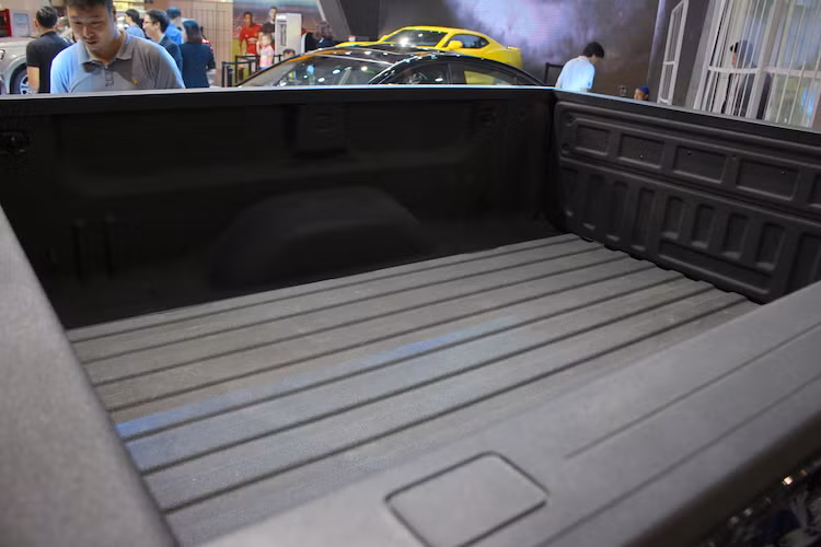 Thùng xe phía sau của Silverado có chiều dài 2003 mm, rộng 1296 mm và cao 536 mm, tương ứng với thể tích lên tới 1391 lít. Tải trọng tối đa mà chiếc xe có thể chở được là 826 kg, khiến Silverado có khả năng chuyên chở gần ngang với những chiếc xe tải nhẹ thông thường.