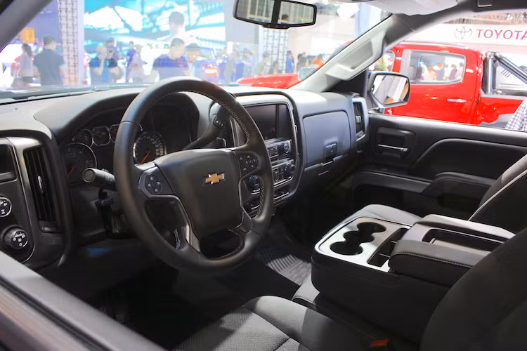 Do là một mẫu bán tải dân dụng nên nội thất của Silverado được thiết kế đơn giản, không cầu kỳ và sử dụng quá nhiều chất lượng cao cấp. Nếu so với những chiếc xe con hiện đại, bảng táp-lô của xe thậm chí còn khá "quê" với thiết kế vuông vức và làm bằng nhựa cứng. Mặc dù vậy, các tính năng tiện nghi bên trong Silverado cũng không thua kém một mẫu xe con nào.