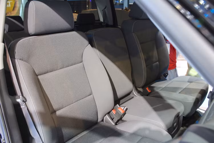 Một điểm đặc biệt của Silverado đó là bệ tì tay trung tâm ở hàng ghế trước của xe có thể gập lên, trở thành một chiếc ghế ngồi phụ. Như vậy, chiếc xe có khả năng ngồi tối đa tới 6 người bên trong cabin. Bản thân bệ tì tay này cũng khá tiện dụng với hộp đồ và 3 khay để cốc.