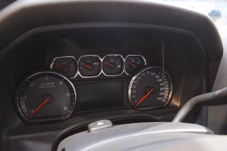 Ở phía sau tay lái 4 chấu với cụm nút điều khiển tích hợp là cần số của chiếc xe cùng bảng đồng hồ cực lớn, có đầy đủ các đồng hồ chỉ báo quan trọng như nhiệt độ nước làm mát, dầu, mức điện ắc quy và còn kèm theo một màn hình màu hiển thị đa thông tin.