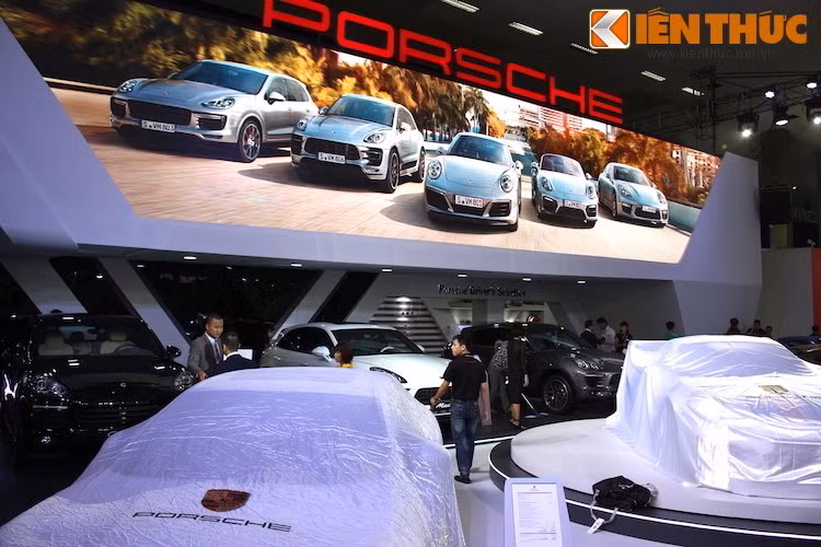 Khu trưng bày Porsche với diện tích rộng gần 500m2 nằm trong khuôn viên chính của triển lãm được thiết kế theo tiêu chuẩn cao cấp nhất, mang đến một không gian hiện đại, đậm chất thể thao và nhấn mạnh giá trị đặc trưng không thể nhầm lẫn của thương hiệu.