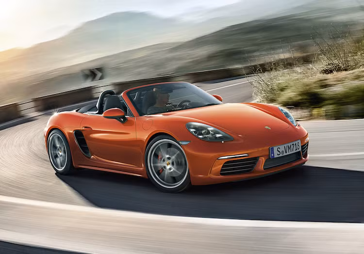 Cũng là xe mui trần như 911 Targa 4, nhưng 718 Boxster lại đồng thời là một trong những mẫu xe có giá "phải chăng" nhất của Porsche hiện nay. Chiếc xe sở hữu kiểu dáng mui trần 2 chỗ (roadster) với mui xếp mềm truyền thống, thể thao nhưng cũng rất thời trang.