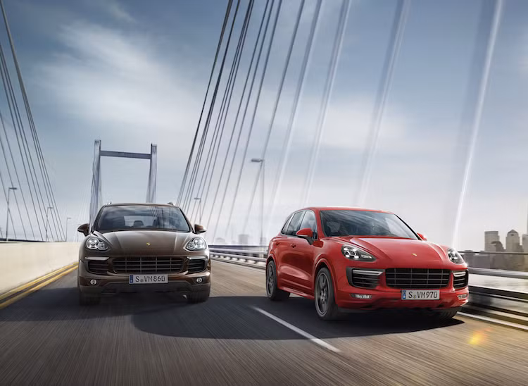 Cao cấp hơn so với Macan là dòng SUV Cayenne; đây cũng là mẫu xe SUV thương mại đầu tiên của Porsche được sản xuất hàng loạt. Vẫn giữ nguyên các đặc tính vận hành thể thao đậm chất Porsche, nhưng Cayenne còn đi kèm với nội thất sang trọng và sự tiện dụng.