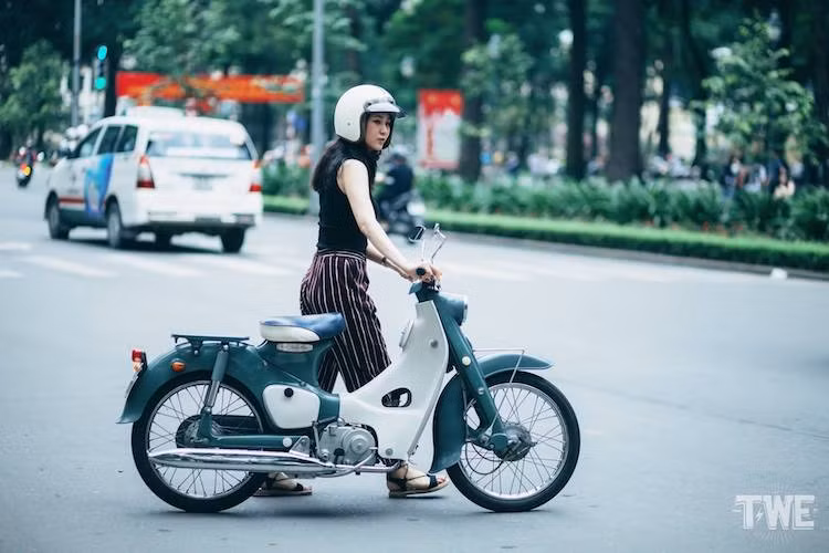 Được ưa chuộng trên toàn Thế giới, chiếc xe máy Honda Super Cub ngày nay đã giành được tình cảm từ cả nam giới lẫn "phái yếu".