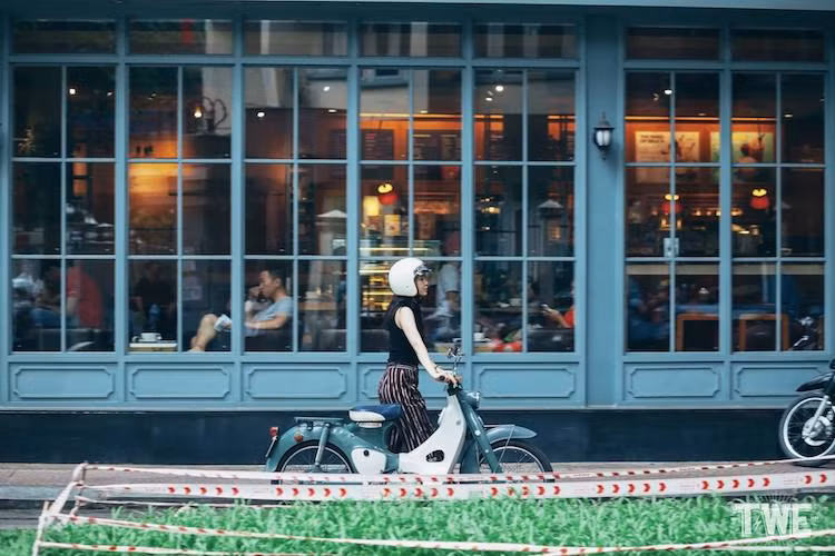 Thế hệ Super Cub C100 đời đầu sử dụng động cơ 4 kỳ 50 cc nạp khí tự nhiên với xú-páp đặt trên đỉnh máy, điều khiển bằng thanh đẩy (OHV). Kể từ năm 1966, khi thế hệ thứ 2 của dòng xe ra đời, động cơ của xe đã sử dụng kết cấu trục cam đặt ở trên đỉnh, tác động trực tiếp vào xú-páp qua cò (OHC).