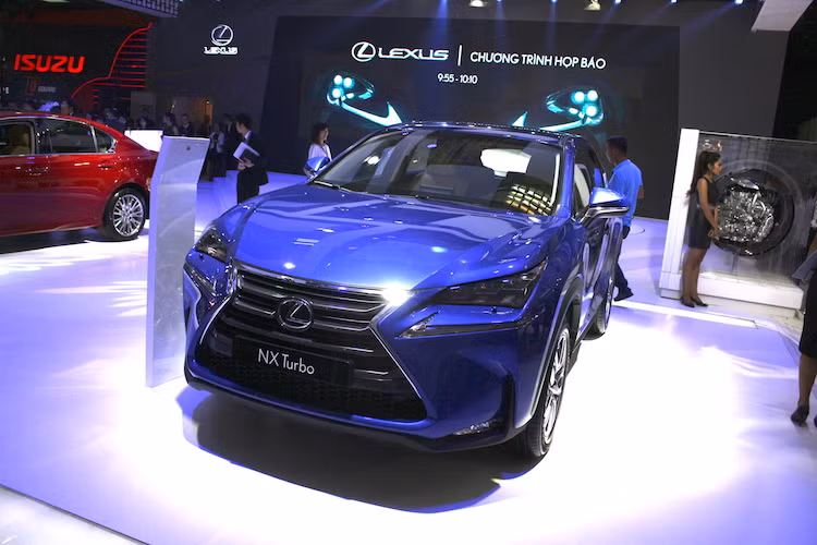 Cùng với đó, mẫu xe “thể thao thành thị cao cấp” NX Turbo - một trong những mẫu xe sang “hot” nhất thị trường hiện nay cũng có mặt tại gian hàng Lexus.