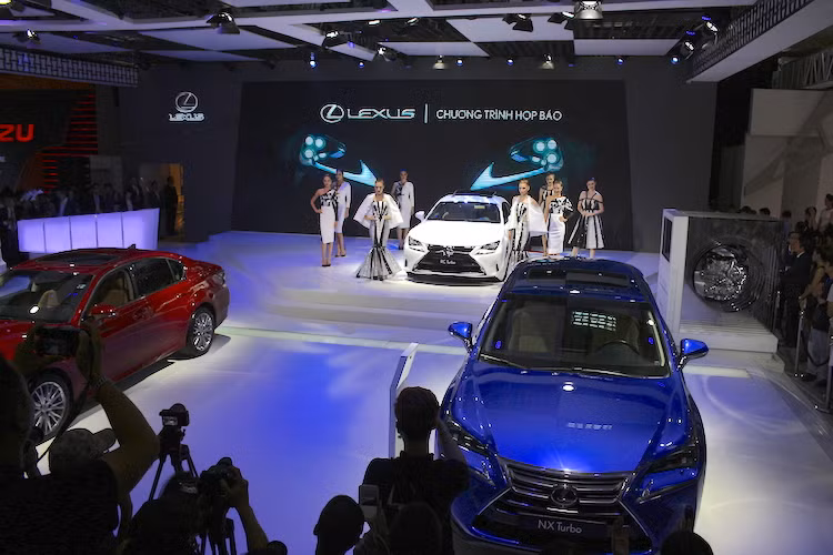 Với ý tưởng lấy cảm hứng từ thiết kế của không gian giao cảm Lexus Intersect, gian hàng của Lexus Việt Nam tại triển lãm ôtô VMS 2016 đã mang đến cho khách tham quan những cảm xúc ấn tượng và sự chào đón gợi mở.