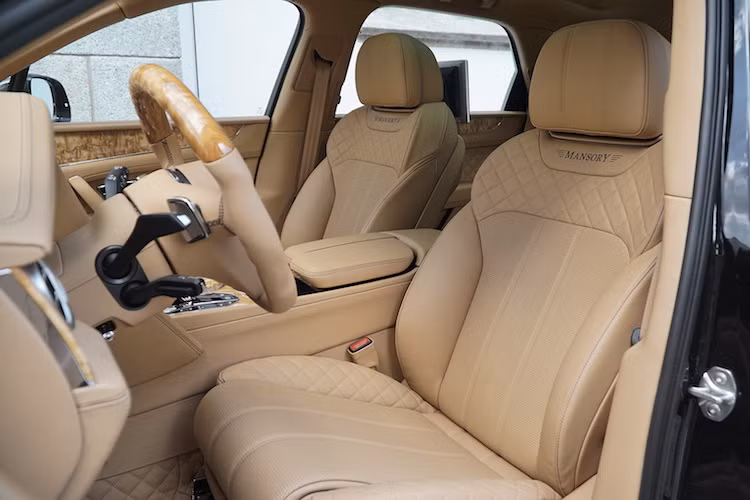 Không chỉ dừng ở ngoại thất, nội thất của xe cũng đã được Mansory độ lại, sử dụng những vật liệu cao cấp nhất để tương xứng với đẳng cấp của Bentayga.