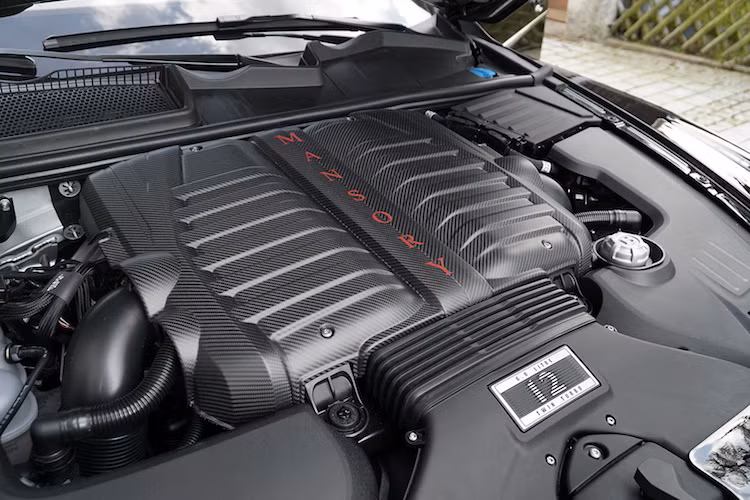 Khối động cơ W12 tăng áp kép 6.0l của Bentayga vốn đã giúp cho chiếc xe này giành danh hiệu SUV nhanh nhất Thế giới cũng đã được Mansory "để mắt". Sau khi được độ lại, động cơ cho công suất lên tới 691 mã lực và mô-men xoắn cực đại 1050 Nm, giúp xe có thể đạt tốc độ tối đa lên tới 311 km/h.