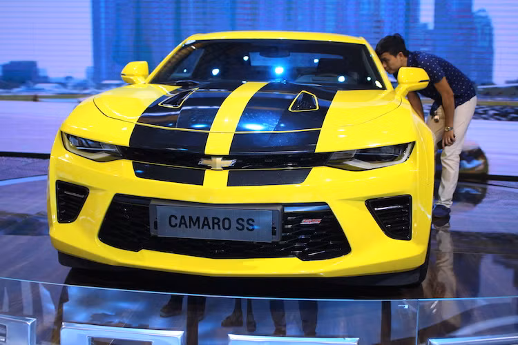 Bước sang thế hệ mới, Camaro đã được GM xây dựng trên nền tảng khung sàn Alpha dẫn động cầu sau hoàn toàn mới, giúp chiếc xe nhẹ hơn phiên bản cũ tới 90 kg. Dù vẫn có thiết kế hoài cổ (retro) gợi nhớ về chiếc Camaro thế hệ đầu tiên cách đây gần 50 năm, nhưng Camaro mới đã sở hữu nhiều chi tiết đem tới cho xe vẻ đẹp sắc sảo, hiện đại hơn.