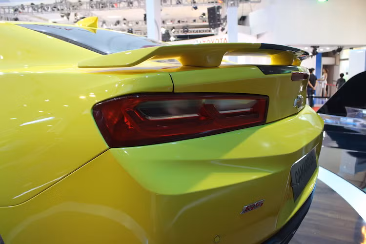 Ở phía sau, Camaro thế hệ mới cũng vẫn có đèn hậu gợi nhớ về Camaro thế hệ đầu tiên, nhưng sử dụng hộp đèn thiết kế mới. Ngoài ra, chiếc xe còn có cản sau với các đường nét góc cạnh hơn. Thay vì cánh đuôi dạng nẹp như các bản thấp hơn, Camaro SS sở hữu cánh đuôi lớn hơn ở sau nắp khoang hành lý.