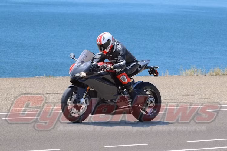 Chỉ 1 ngày sau khi những thông tin đầu tiên về Project 1408 bị hé lộ, các tay "săn ảnh" đã có được những bức hình đầu tiên về chiếc xe. Có vẻ như mẫu siêu môtô mới sẽ là phiên bản nâng cấp của chiếc 1299 Panigale S hiện nay.