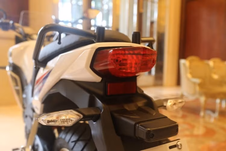 Phần đuôi của xe có đèn hậu thiết kế vuông vức, đồng thời được tích hợp sẵn 2 tay xách bằng thép với các đinh nổi để giúp người dùng có thể dễ dàng lắp thêm thùng đồ hoặc hành lý khi đi du lịch dài ngày.