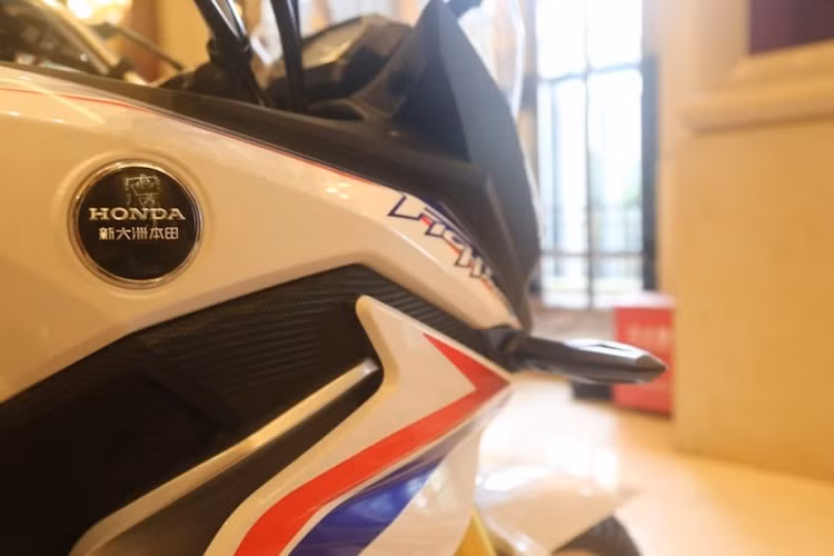 Ở hai bên thân xe là bộ quây sắc sảo, được tách thành nhiều lớp. Các tem dán ở trên thân có ghi dòng chữ "Fight Hawk", với phông chữ khá giống dòng Africa Twin của Honda, khẳng định rằng CBF190X cũng là một chiếc xe địa hình đường trường tương tự "người anh em" 1000 cc.