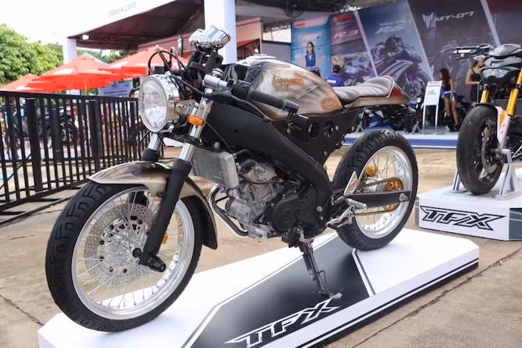 Trong khi chiếc TFX 150 độ đầu tiên của Yamaha có kiểu dáng streetfighter không khác nhiều so với nguyên bản thì chiếc thứ 2 lại được thay đổi kiểu dáng hoàn toàn, chỉ còn giữ lại khung và bộ máy nguyên bản để trở thành một chiếc cafe racer "thứ thiệt".