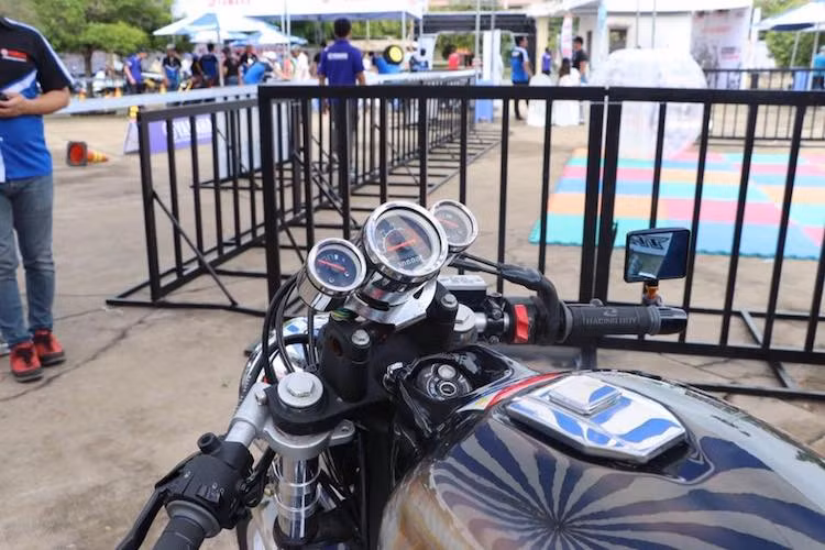 Ở phía trên tay lái, cụm đồng hồ điện tử hiện đại cũng đã bị thay thế bởi 3 đồng hồ chỉ báo cơ mạ bóng, trong khi tay lái của xe nay đã có dạng clip-on thể thao đúng theo phong cách cafe racer.