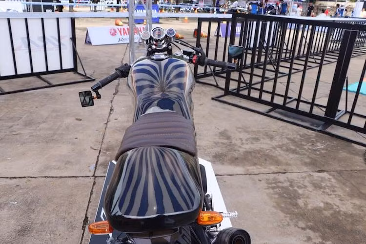 Toàn bộ thân xe đầy góc cạnh của TFX 150 nguyên bản cũng đã được lột bỏ hoàn toàn, thay vào đó là bình xăng lớn và "gò" phía sau được "thửa riêng" để tạo dáng cafe racer cho TFX 150.