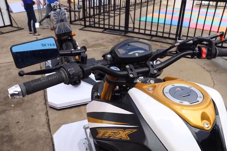 Ở phía trên tay lái, cụm đồng hồ nguyên bản của TFX 150 được giữ nguyên, trong khi phía trên tay lái là một số món "đồ chơi" mới như bao tay Racing Boy, gương hậu Racing Boy và cùm công tắc rút gọn.
