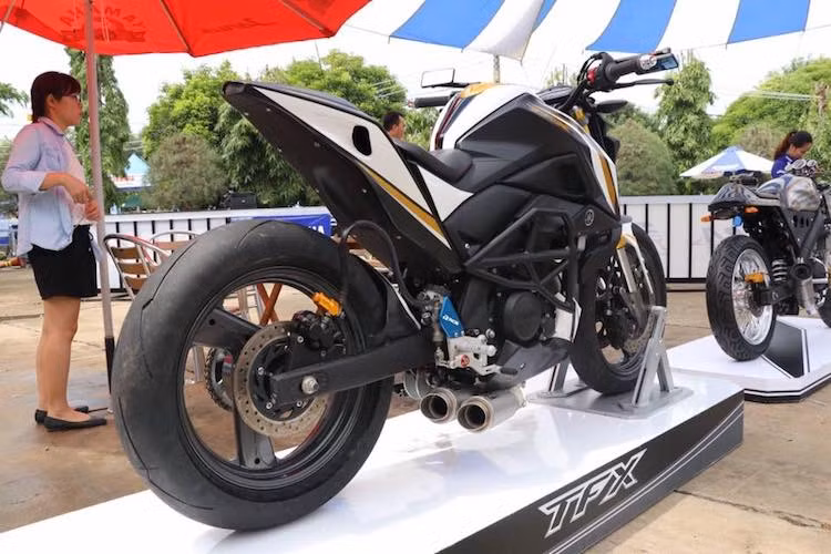 Ở giữa khung xe, hãng xe Yamaha cũng đã lắp cho bản độ này một bộ khung thép vừa có tác dụng bảo vệ động cơ, vừa "giả" kết cấu khung trellis tương tự nhiều dòng xe PKL. Ở phía sau, chiếc xe cũng đã được vuốt lại đuôi để có kiểu dáng thể thao hơn. Cả 2 bánh xe đều được trang bị lốp Pirelli Supercorsa "siêu bám đường".