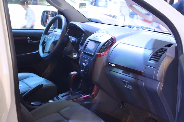 Điểm cộng cho D-MAX TYPE X còn ở nội thất trang bị bộ ghế da cao cấp, tay nắm cửa trong mạ crôm, bộ viền ốp trang trí vân gỗ màu đỏ trên vô lăng, táp-lô, ốp cửa, mặt cần số… Ngoài ra, xe còn tích hợp camera lùi nhằm tăng thêm sự an toàn khi vận hành.