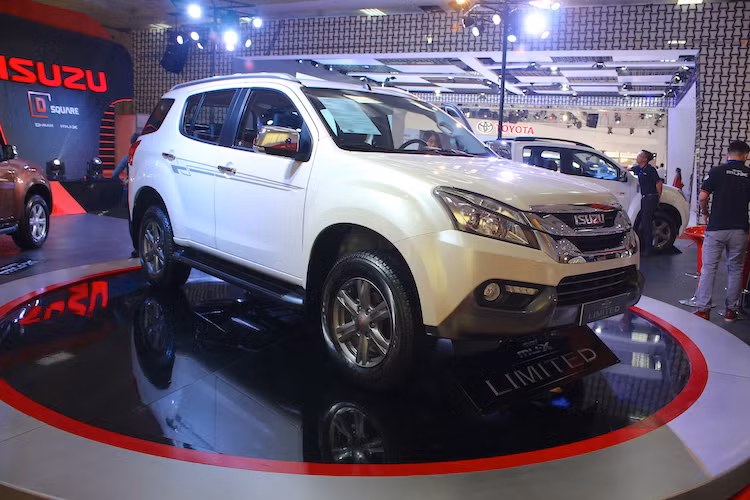 mu-X LIMITED chỉ có duy nhất một phiên bản động cơ diesel 3.0l 163 mã lực, kèm hệ dẫn động cầu sau 4x2 và hộp số tự động. D-MAX TYPE X được giới thiệu ở thị trường Việt Nam gồm 2 màu Trắng và Đen Saphire với 3 phiên bản 2.5L 4x2 AT, 2.5L 4x4 AT và 3.0L 4x4 AT, tất cả đều chung một động cơ diesel 2.5l 136 mã lực.