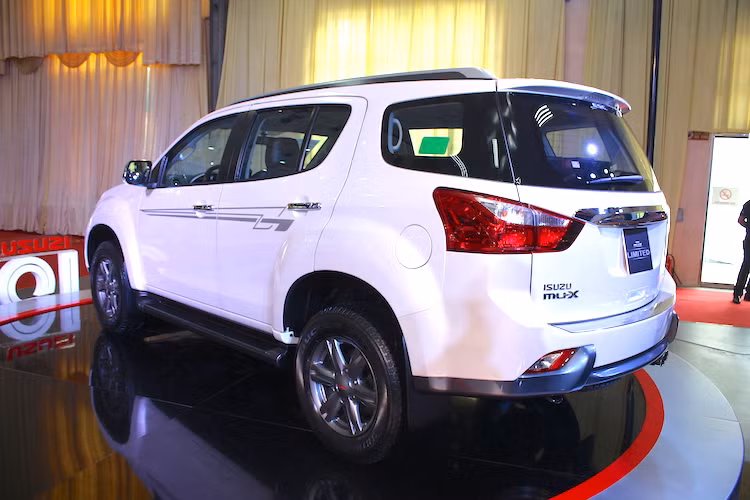 So với phiên bản thường, mu-X nổi bật hơn nhờ bộ decal trang trí thể thao dọc theo hai bên thân xe, decal LIMITED cùng với ốp trang trí cản sau logo. Mâm xe vẫn giữ nguyên thiết kế 6 cánh của phiên bản thường, nhưng được sơn màu xám đậm với logo ISUZU đỏ tăng thêm vẻ thể thao, mạnh mẽ.