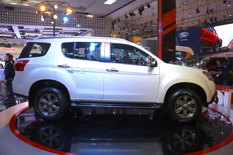 Bên trong nội thất, mẫu xe mu-X LIMITED được trang trí tay nắm cửa trong mạ crôm, bộ viền ốp vân gỗ màu đen trên vô lăng, táp-lô, ốp cửa, cửa gió, mặt cần số, hộc để cốc giữa 2 ghế trước,… cùng với bộ ốp trang trí bậc cửa lên xuống có logo ISUZU và tích hợp đèn LED.