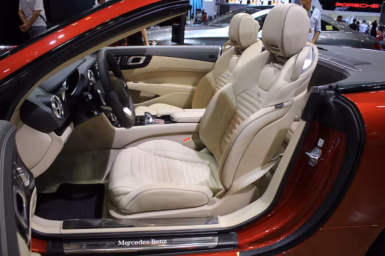 Là một mẫu xe mui trần của Mercedes, SL400 cũng sở hữu hệ thống thổi khí ấm quanh cổ người lái &amp; hành khách AIRSCARF và chống gió lùa khi mở mui. Không chỉ có đầy đủ các tiện nghi như ghế chỉnh điện hoàn toàn, dàn âm thanh Harman/Kardon..., chiếc SL400 được trưng bày tại triển lãm còn có nội thất bọc da Designo cao cấp.