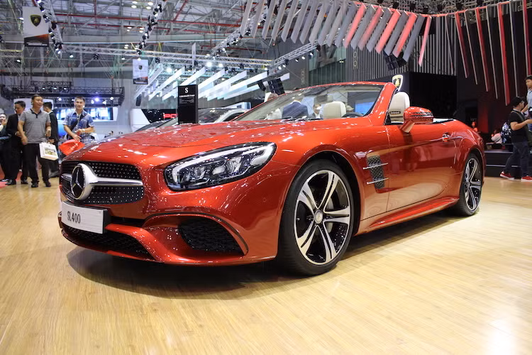 Có tiền thân là chiếc siêu xe 300SL ra đời vào năm 1954, Mercedes SL-Class hiện đang là một trong những dòng xe lâu đời nhất Thế giới. Tại triển lãm VIMS 2016, Mercedes đã đem tới một chiếc Mercedes-Benz SL400 mới, đại diện cho dòng SL-Class tại Việt Nam.