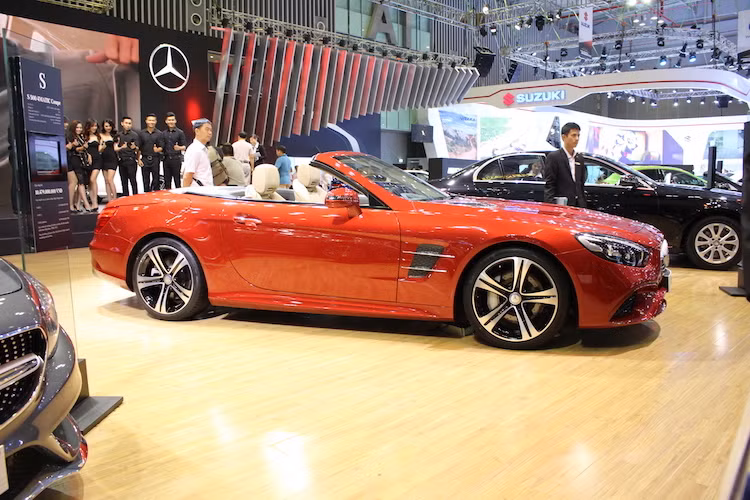 Ở 2 bên thân xe, SL400 phiên bản 2016 không có nhiều thay đổi so với những chiếc SL-Class kể từ năm 2012 tới nay. Ở trên vè trước của chiếc xe, Mercedes đã ốp một tấm nhựa "giả" khe thoát nhiệt. Đây là một chi tiết mang tính truyền thống của dòng SL và đã có mặt từ chiếc 300SL đầu tiên.