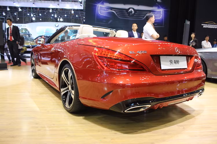 Ở phía sau, chiếc xe có cánh khuếch tán gió mới nằm dưới cản sau, cùng với các đèn hậu chỉ được sửa đổi lại một chút ở bên trong. Không giống như thế hệ SL300 đầu tiên vào năm 1954 vốn là một siêu xe, kể từ thế hệ thứ 2 tới nay SL-Class đã trở thành một mẫu xe mui trần hạng sang GT (Gran Tourer).