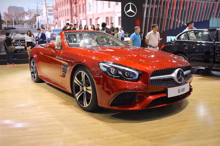 Chiếc SL400 được trưng bày tại triển lãm thuộc thế hệ thứ 6 của dòng xe, đã được sản xuất từ năm 2012 và vừa trải qua một cuộc nâng cấp giữa vòng đời lớn vào năm ngoái tại triển lãm Los Angeles. Phiên bản SL400 cũng vừa mới chỉ có mặt từ năm 2015 tới nay.