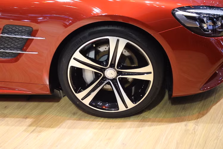 Với phiên bản SL mới nhất, Mercedes cũng đã đưa ra một số thiết kế mâm đúc mới trên cả dòng xe, đi kèm lốp thể thao Continental ContiSportContact. Chiếc SL400 trưng bày tại VIMS 2016 có mâm đúc 5 cánh được hoàn thiện trong 2 tông màu đen bóng - kim loại phay xước vừa thể thao, vừa tinh tế.