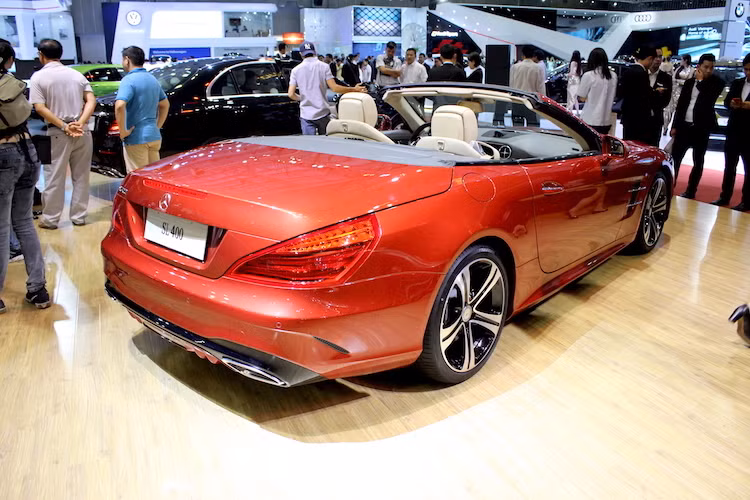 Theo Mercedes-Benz Việt Nam, mức giá niêm yết của hãng dành cho SL400 là 6,709 tỷ đồng. Mức giá này đã bao gồm các loại thuế nhập khẩu, thuế tiêu thụ đặc biệt, thuế giá trị gia tăng.
