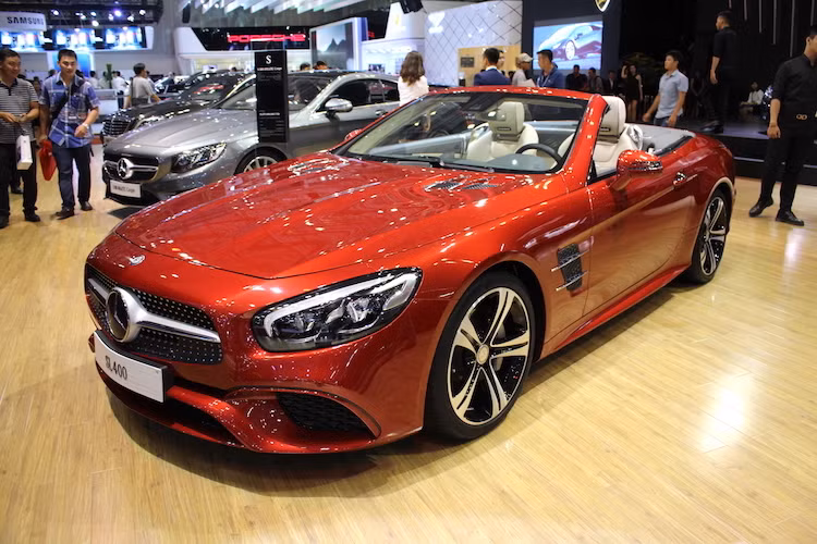 SL400 cũng được Mercedes trang bị cho một số hệ thống nhằm cải thiện cảm giác lái như hệ thống treo thủy lực Active Body Control (ABC), hệ thống lái Direct-Steer trợ lực điện với trợ lực &amp; tỉ số truyền lái biến thiên, hệ thống lái 5 chế độ DYNAMIC SELECT. Các trang bị an toàn của xe cũng được chú trọng với "hằng hà sa số" các hệ thống hỗ trợ khác nhau.