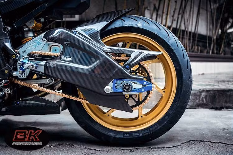 Ốp Ilmberger bằng sợi carbon đã bao phủ hoàn toàn bộ gắp của S1000RR. Đi kèm với cặp mâm Marchesini M7RS là lốp Michelin Pilot Power 3 dòng thể thao, đem tới độ bám đường lớn hơn cho S1000RR.