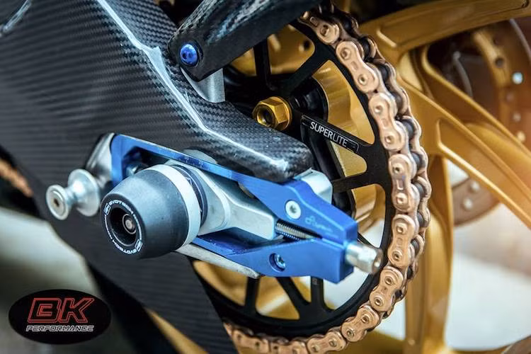 Sức mạnh của động cơ xe được truyền xuống bánh sau một cách tin cậy hơn nhờ đĩa tải AFAM Superlite, đi kèm sợi xích EK3D Gold. Ở trục sau còn có pát tăng sên của Lightech và chụp cốt sau Evotech.