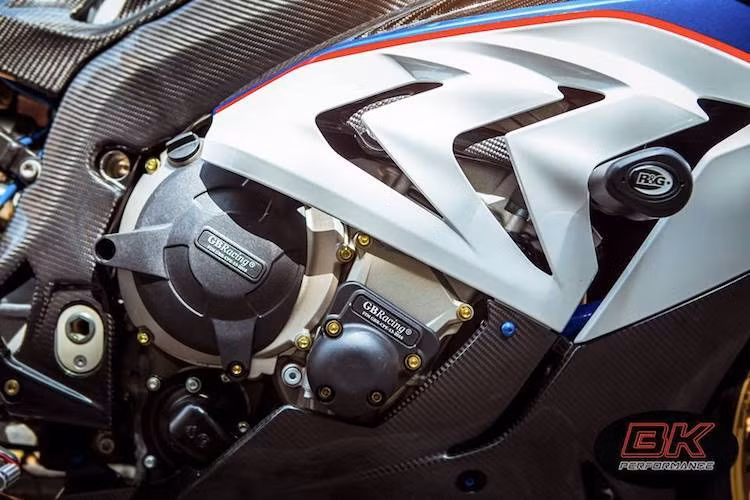 Khối động cơ 999 cc 4 xi-lanh của S1000RR không có thay đổi bên trong, nhưng đã được trang bị dàn ốc ProBolt, bảo vệ lộc máy GB Racing, bảo vệ két nước Evotech và full set ống nước Samco Sport. Cặp chống đổ R&amp;G cũng được lắp hai bên thân xe, đồng thời khung xe và một phần dàn áo đã được ốp sợi carbon của Ilmberger.