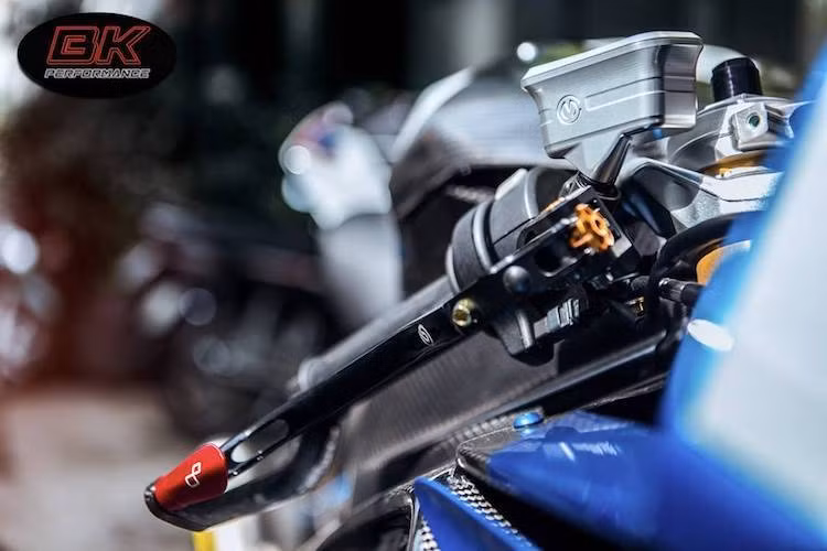 Ở phía bên phải là nhiều "đồ chơi" đẳng cấp như cùm phanh Brembo Rossi kết hợp với bình dầu Motorcorse và bảo vệ tay phanh Lightech.