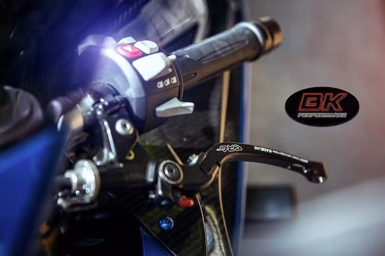 Trong khi đó, cụm điều khiển của chiếc xe cũng đã được chú trọng. Nằm ở phía bên trái là cùm côn CRG Raceline với tay CRG Folding.