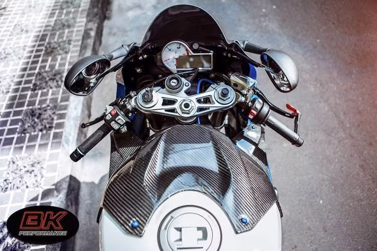 Kính chắn gió nguyên bản của S1000RR cũng đã được thay bằng kính Puig cao hơn và có màu đen chống chói, trong khi bình xăng của xe cũng được ốp trang trí bằng sợi carbon của Ilmberger.