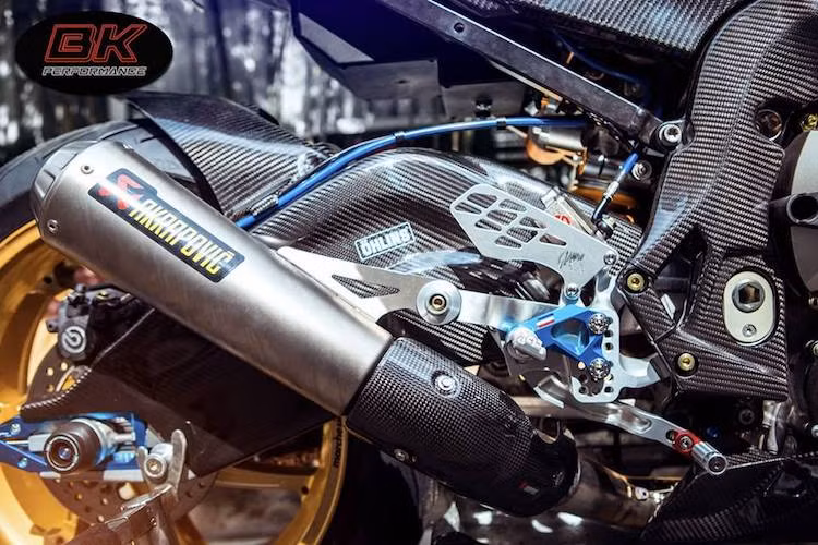 Với hệ thống xả Akrapovic Titanium Full System, động cơ của chiếc S1000RR này đã có thể đạt công suất tối đa cao hơn một chút so với xe nguyên bản.