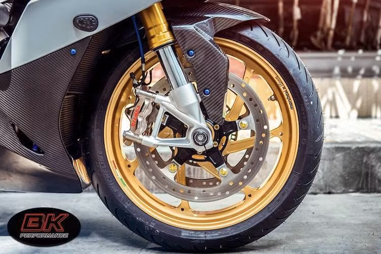 Bắt đầu từ phía trước, bộ mâm nguyên bản đã được chủ nhân thay bằng mâm 7 cây Marchesini M7RS bằng nhôm siêu nhẹ. Hệ thống phanh cũng được nâng cấp với cặp heo Brembo GP4RX cùng dây dầu Spiegler, trong khi cặp chụp cốt trước R&amp;G bảo vệ cho trục bánh trước. Ngoài ra, chiếc xe còn được "trang điểm" bởi dàn ốc titan Proti và dè trước carbon Ilmberger.