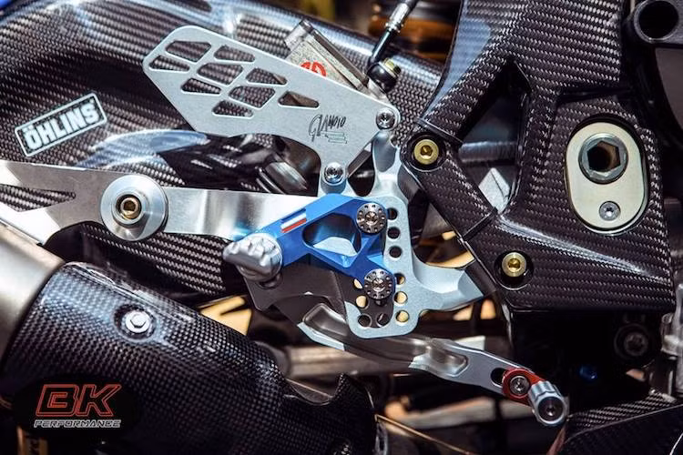 Dàn để chân Giamoto không chỉ có trọng lượng nhẹ hơn hẳn so với hàng zin của S1000RR do được làm từ nhôm CNC, mà còn có khả năng điều chỉnh tự do để phù hợp nhất với tư thế ngồi của từng người lái.