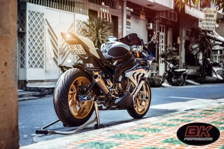 Với dàn đồ chơi "hàng khủng" được chủ nhân trang bị trên xe, chiếc siêu môtô BMW S1000RR không chỉ trở nên bắt mắt và hấp dẫn hơn, mà còn có hiệu năng vận hành nâng cao và ổn định hơn.