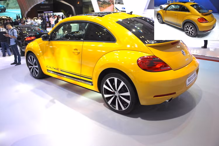 Ở phía sau, cũng có thể dễ dàng nhận biết Beetle Dune thật với phiên bản thường nhờ có cản sau mới với ốp nhựa ở phần dưới, cùng với cánh đuôi dày hơn.